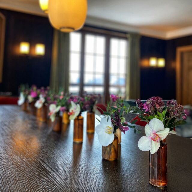 Touches florales pour les chalets de @lapogeecourchevel 

@oetkercollection 

💐Orchidées phalaenopsis, Skimmia, Scabieuse, Minis dianthus, Eucalyptus, Salix Tortuosa

#courchevel #palace #apogee #fleuriste #florart